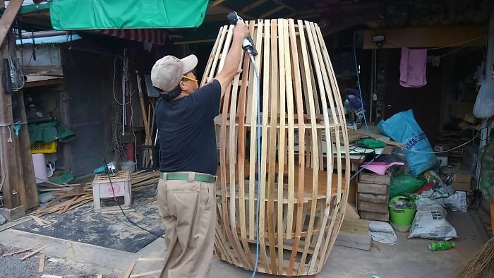 người ông đang dựng khung cho tác phẩm Totoro.